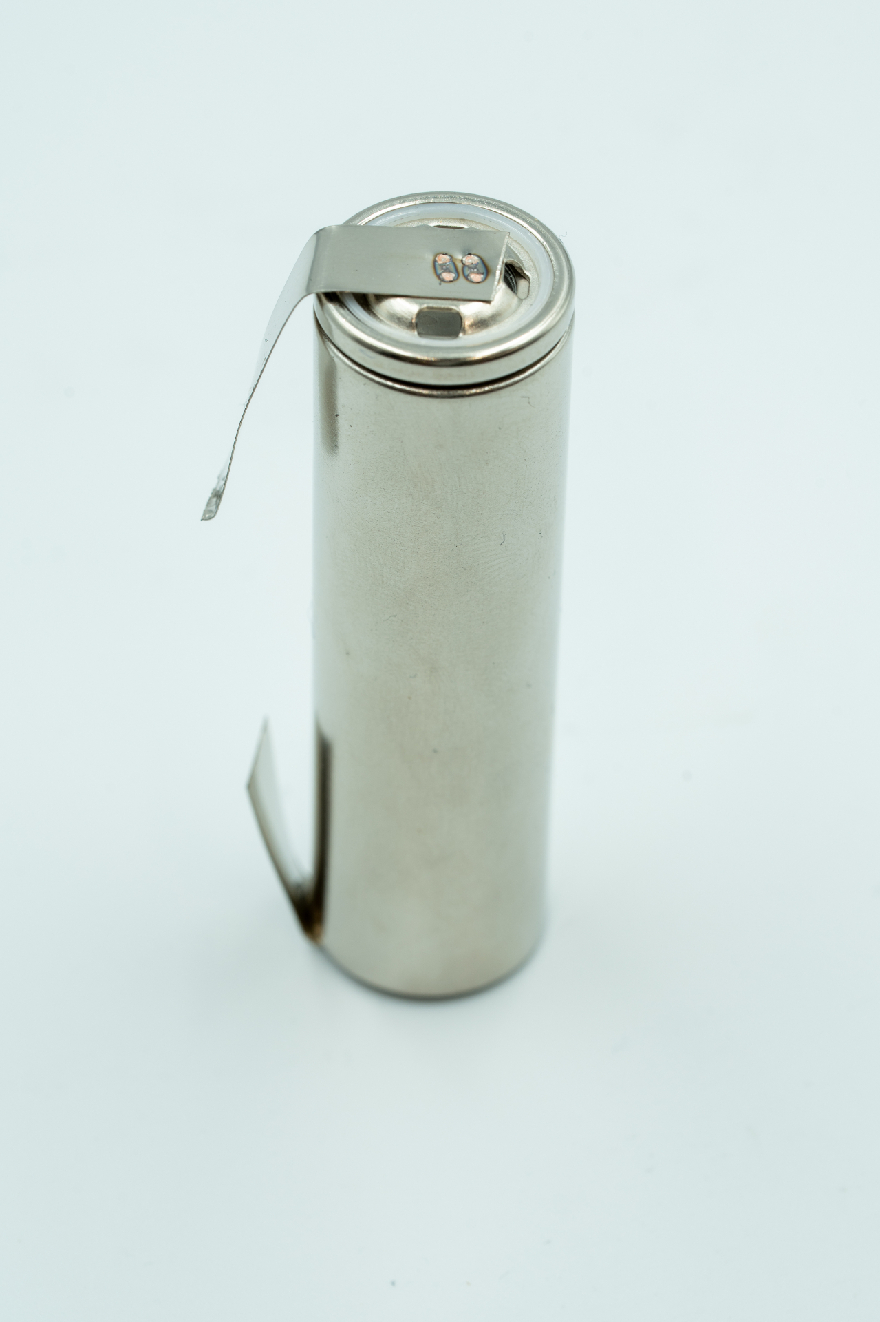 Nickel strip welded onto an 18650 cylindrical cell — clean, repeatable gap weld for high-performance battery packs.